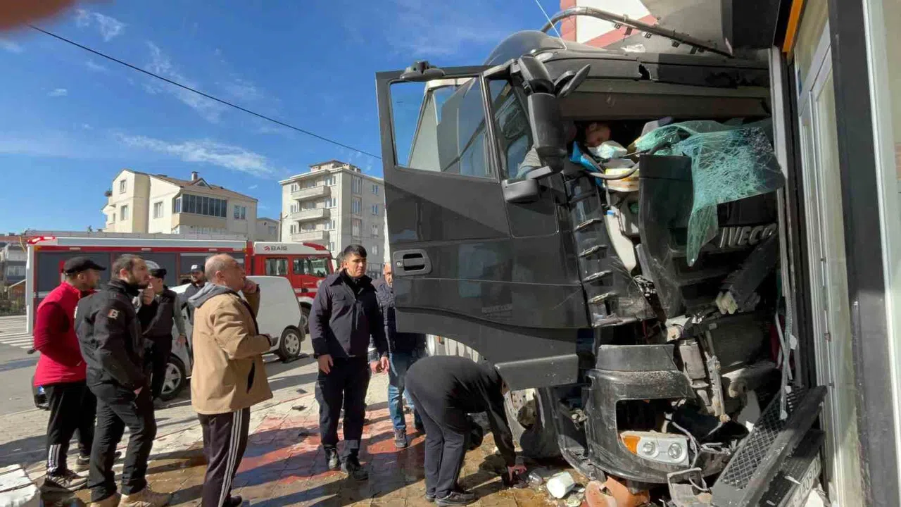 Tır apartman duvarına çarptı: 1’i ağır 2 yaralı