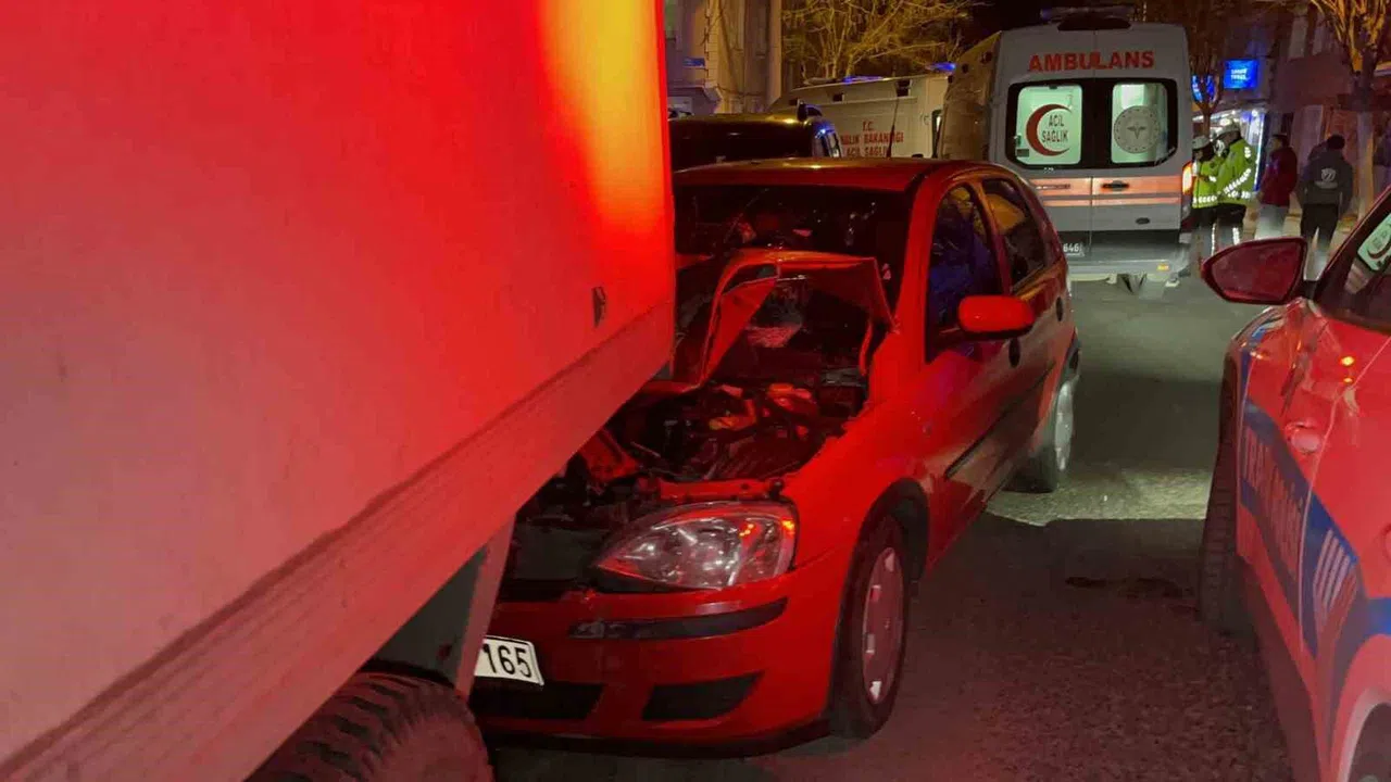 Alkollü ve ehliyetsiz kadın sürücü kamyonete çarptı: 5 yaralı