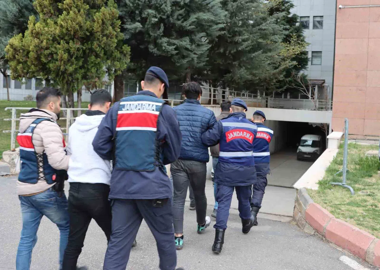 Siber dolandırıcılara jandarma darbesi: 8 gözaltı
