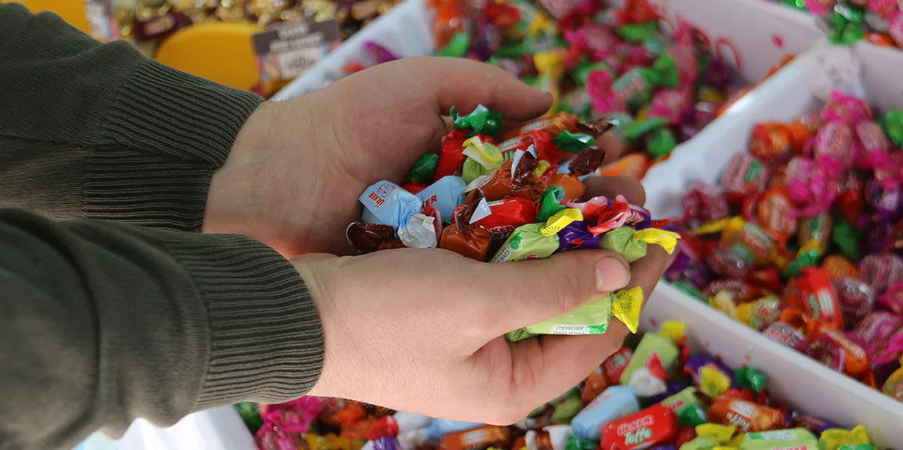 Uzmanı uyardı: "Dişlerinizin çürümesini istemiyorsanız şekerden sonra peynir yiyin"