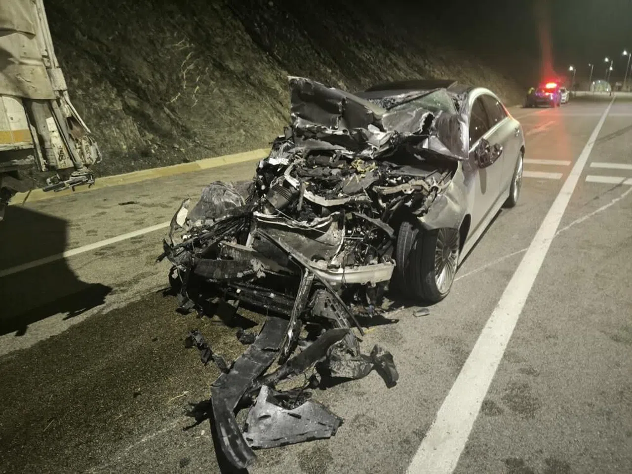 Alkollü sürücü, önce çekiciye sonra tıra çarptı