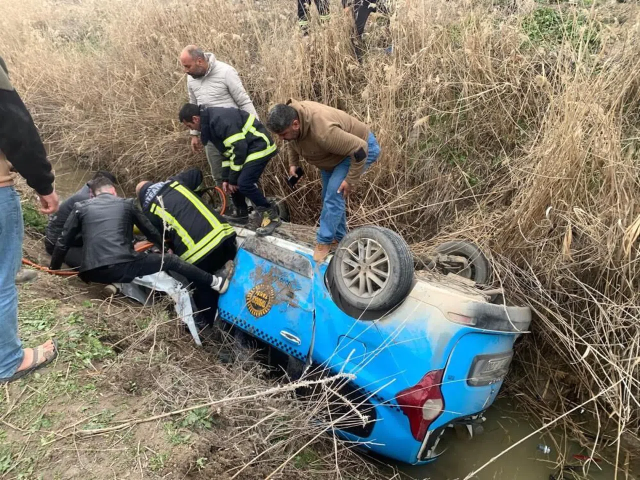 Sulama kanalına devrilen taksinin sürücüsü hayatını kaybetti