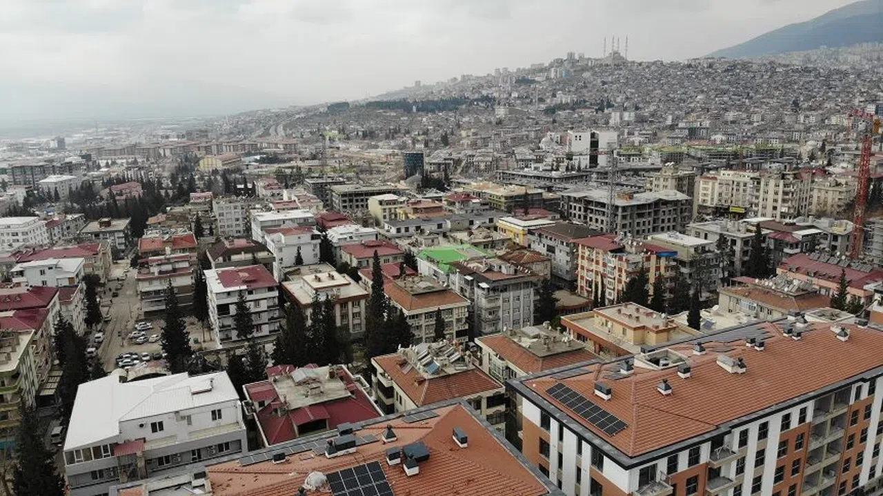 Depremin yıktığı şehrin en işlek caddesi hızla yapılıyor