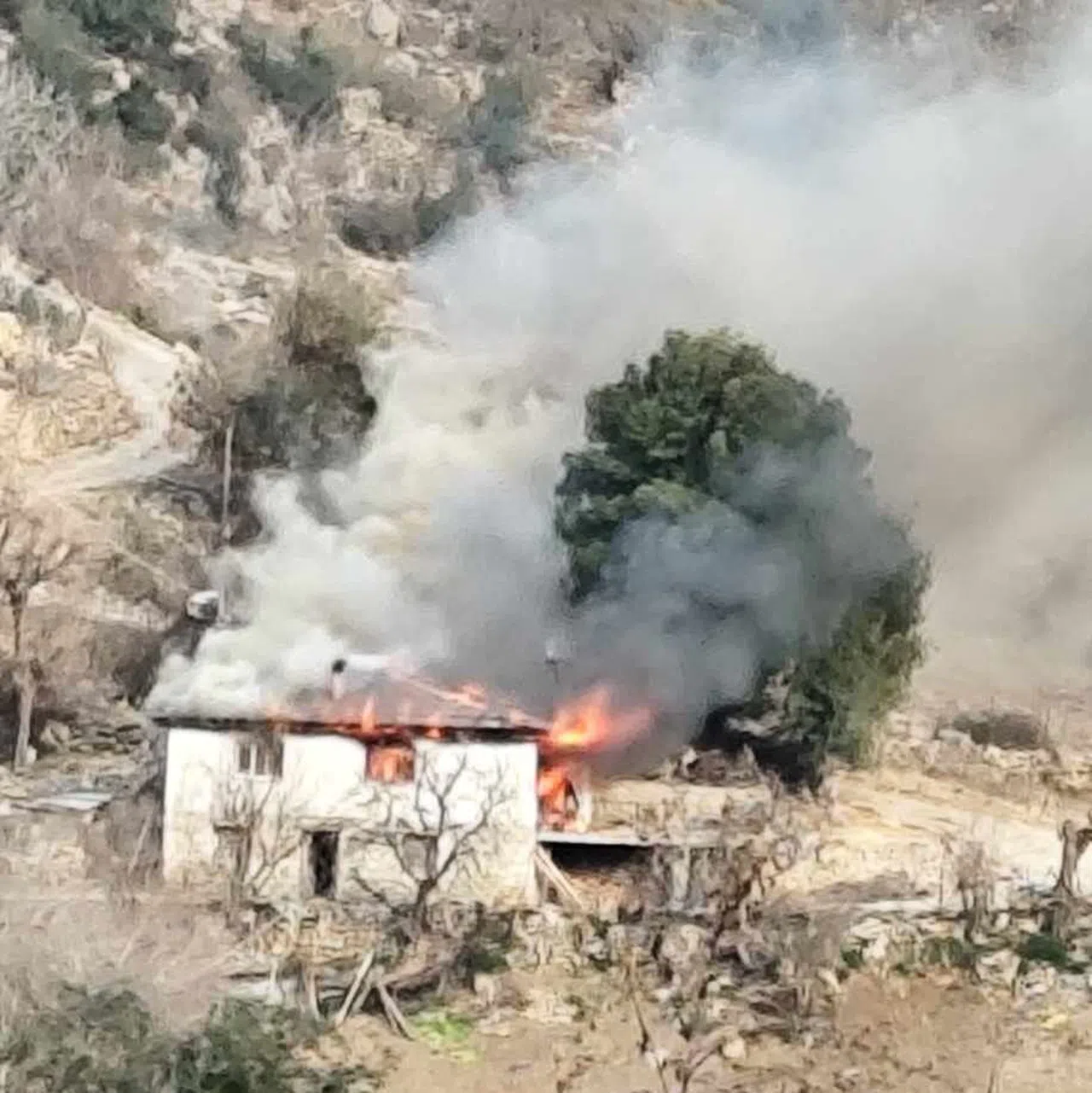 Andırın'da alev alev yanan ev kül oldu