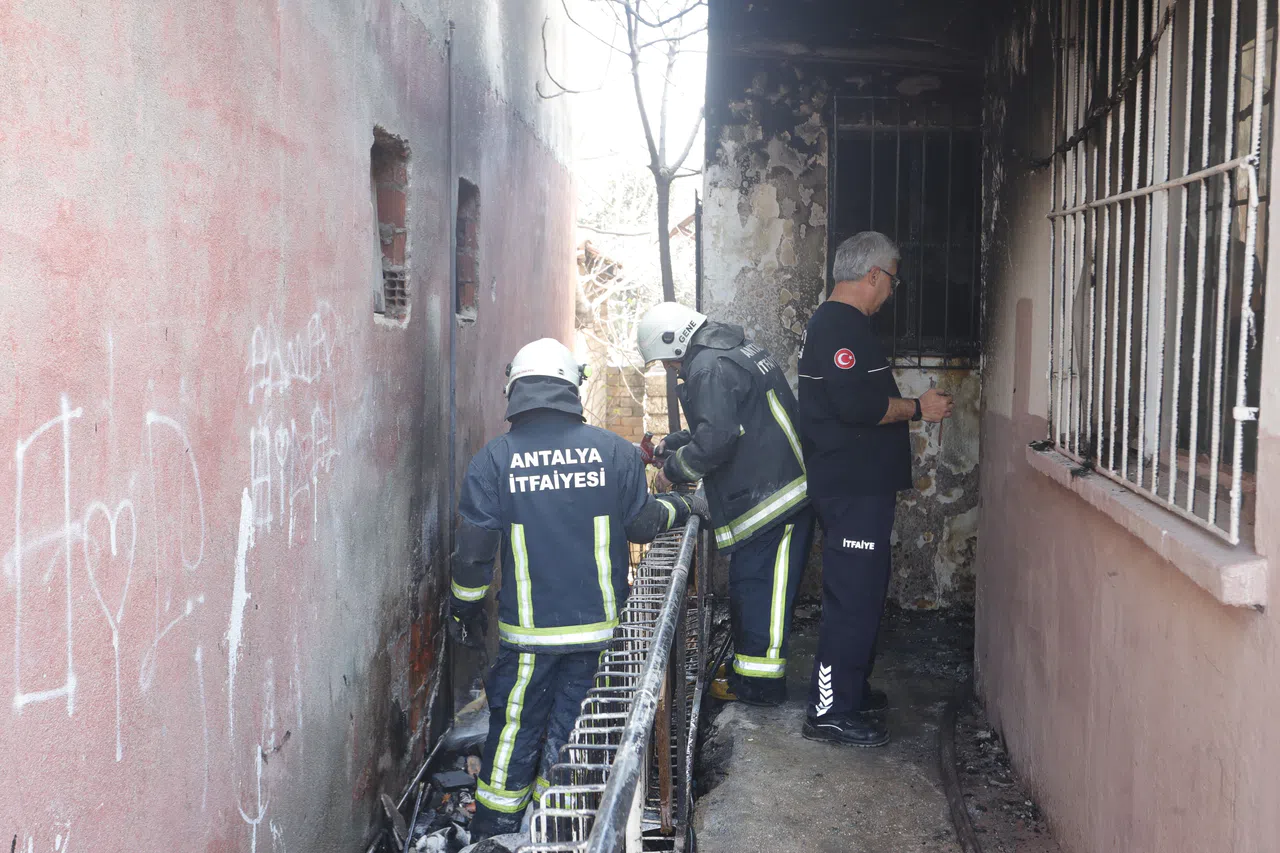 Gecekonduda çıkan yangın ekipleri alarma geçirdi