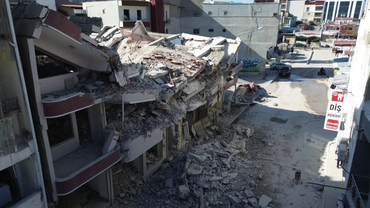 Yıkım Faciası: 3 Katlı Bina Dönercinin Üzerine Devrildi