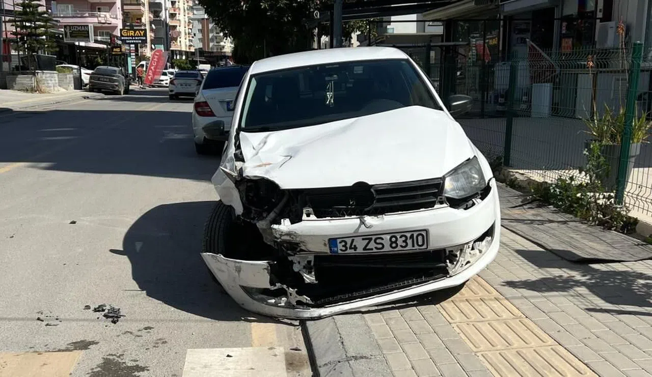 Otomobile Çarpan Motosikletin Sürücüsü Havaya Uçtu