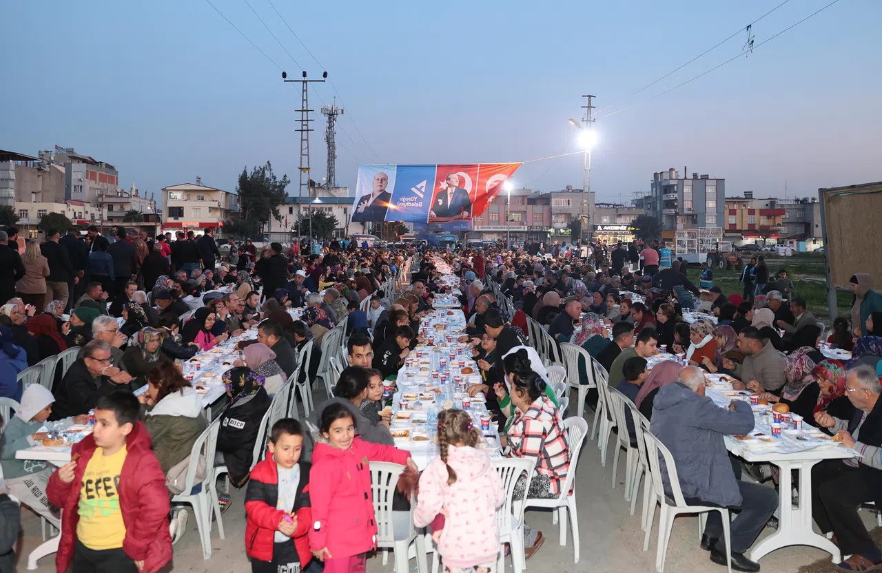 Yüreğir Belediyesi İftar Sofralarında Binlerce Kişiyi Ağırlıyor