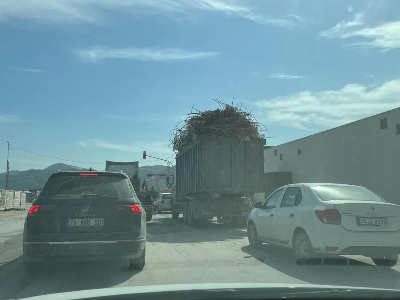 Kamyonun kasasını aşan hurda demir yüküyle kazaya davetiye çıkarttı