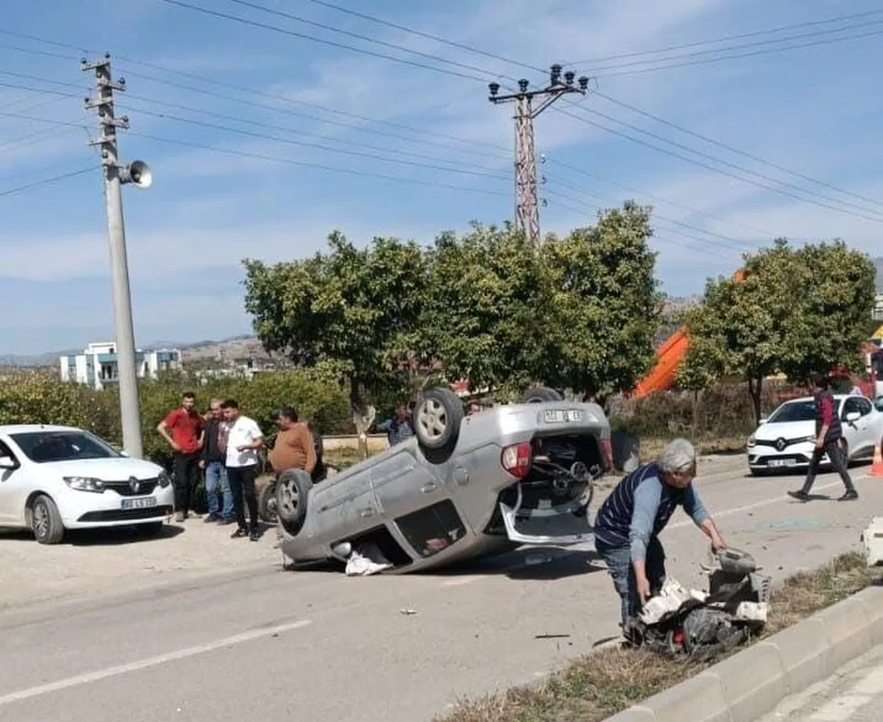 Takla Atıp Ters Dönen Otomobili Sürücüleri Düzeltti