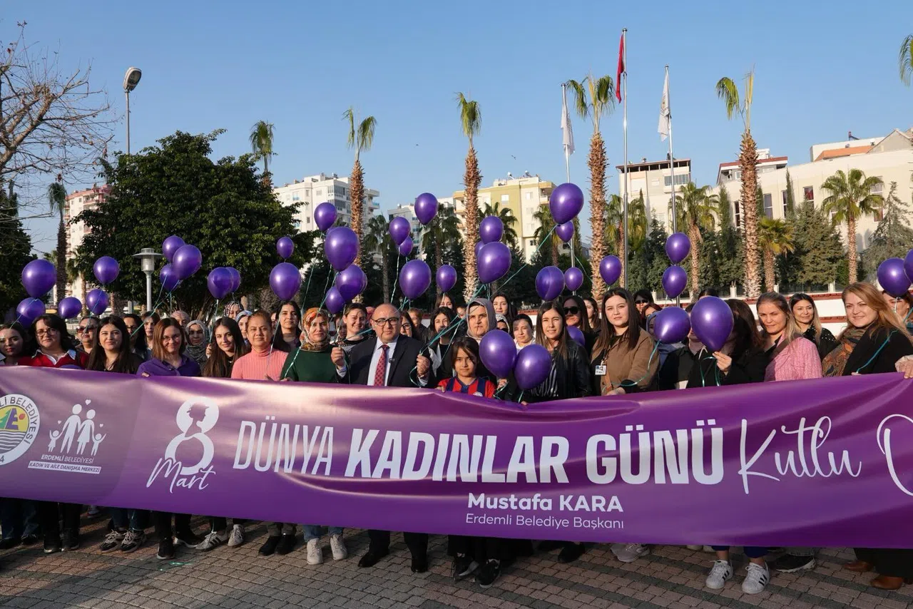 Kadınlar Gökyüzüne Mor Balon Bıraktı