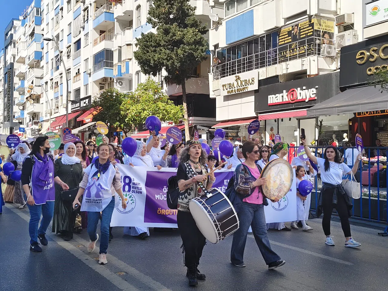 Antalya'da kadınlar 8 Mart için yürüdü