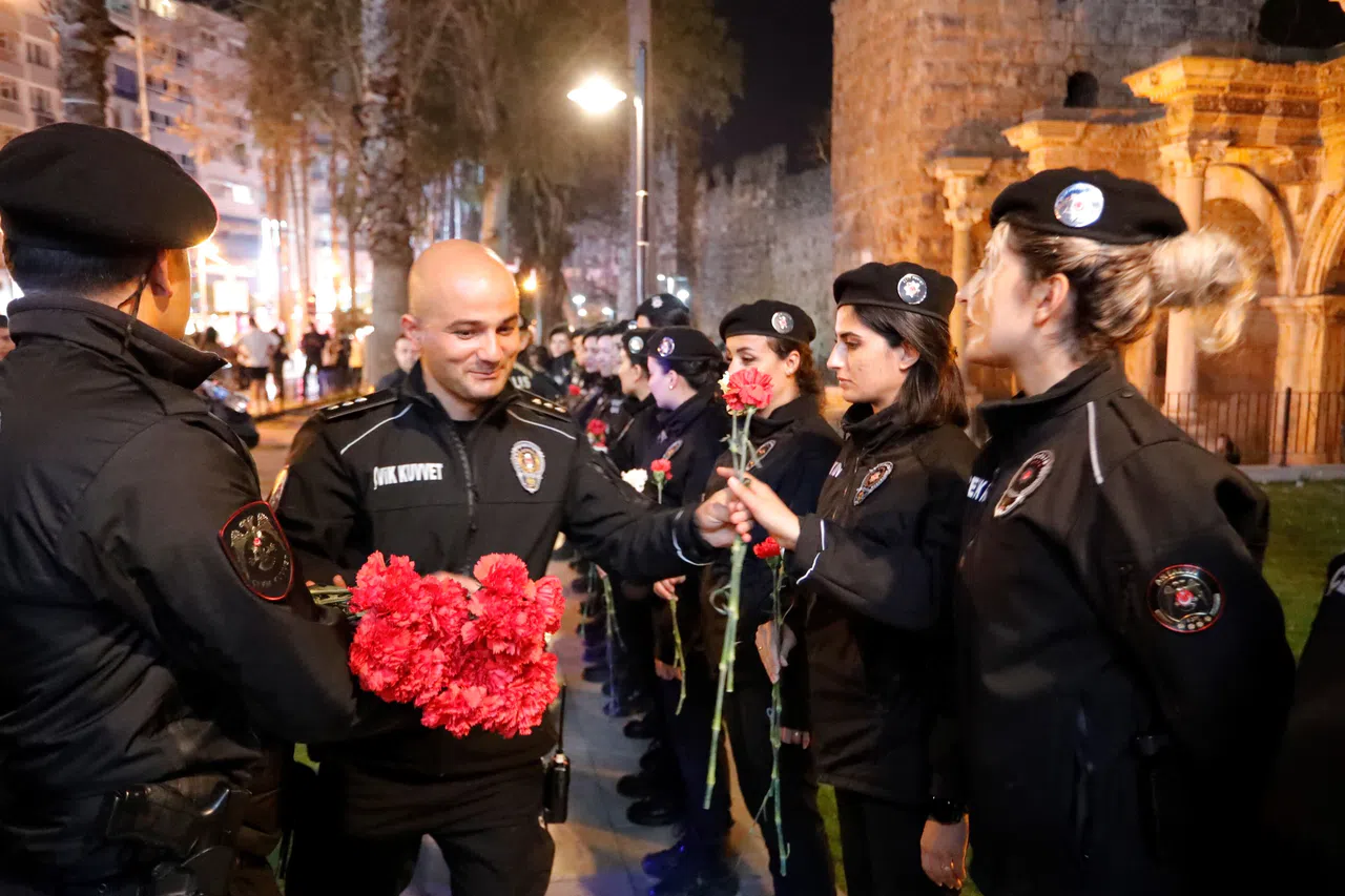 Antalya'da 8 Mart’ta Görev Yapan Kadın Polislere Karanfil