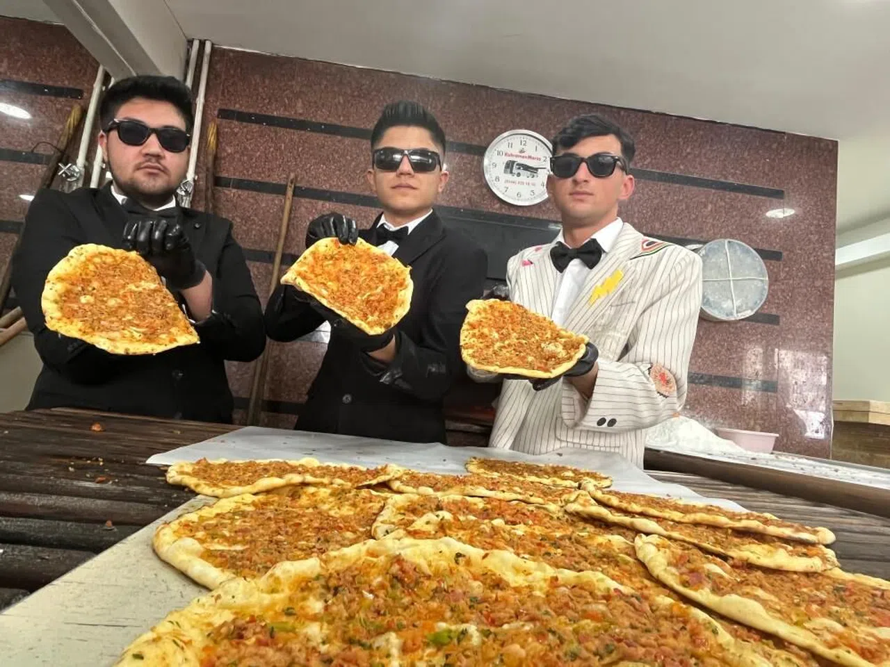 Film çekimi değil: Bunlar Da Takım Elbiseli Fırıncılar