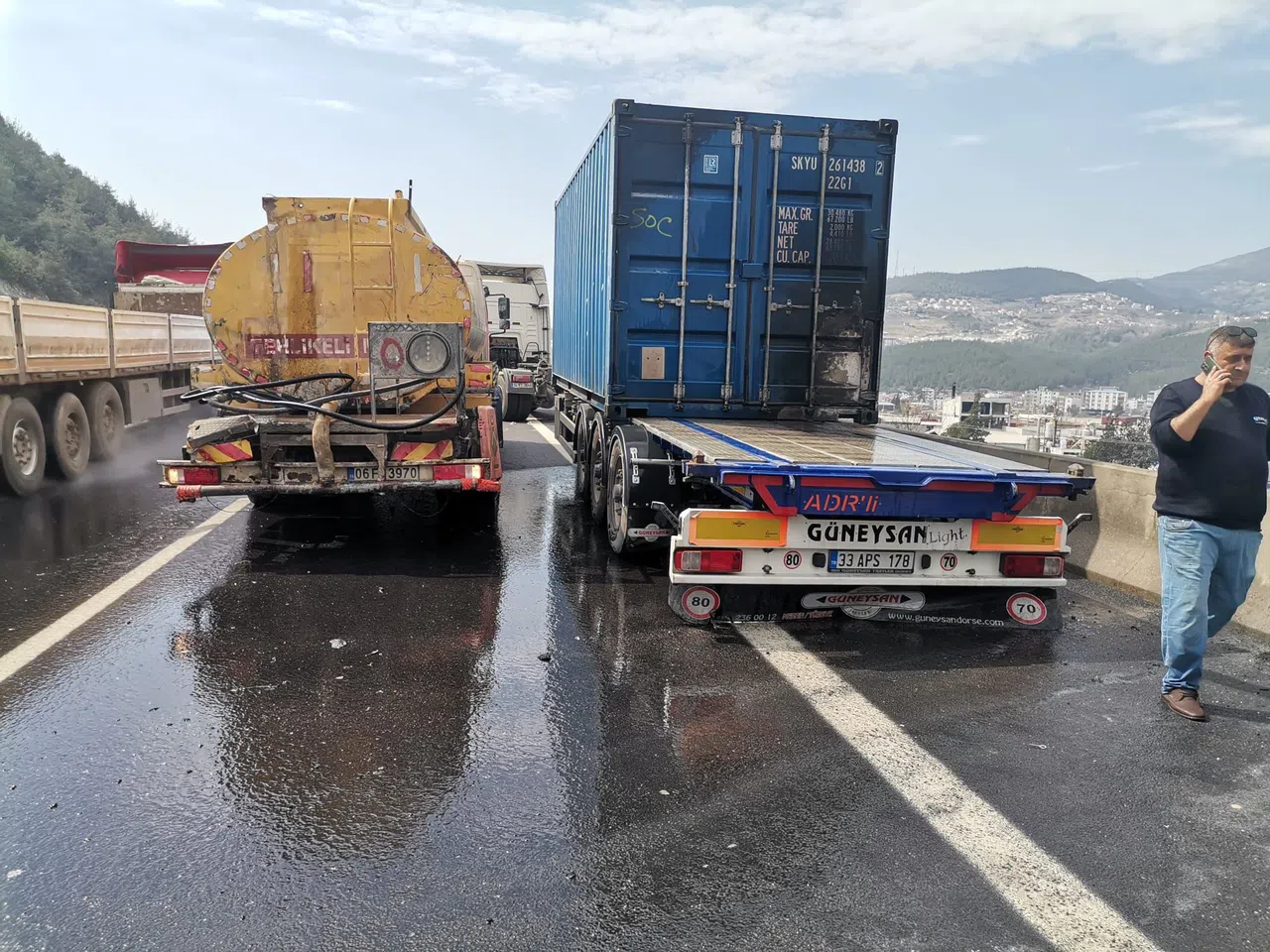 Osmaniye'de Seyir Halindeki Tırın Dorsesi Yandı