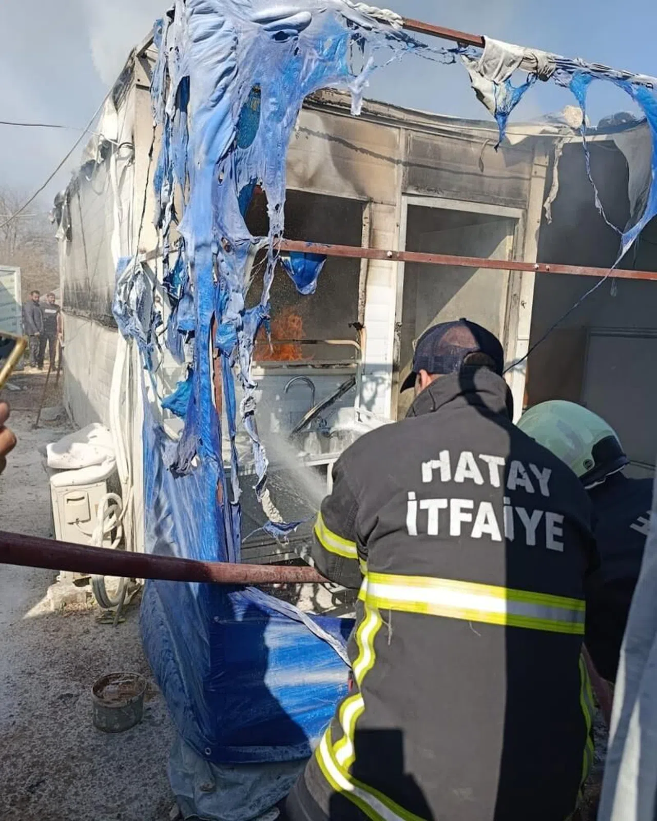 Depremzede Ailenin Konteyneri Yangında Küle Döndü