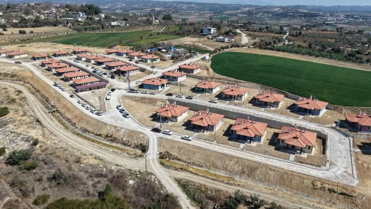 Yapımı tamamlanan 32 köy evinin daha anahtar teslimi yapıldı