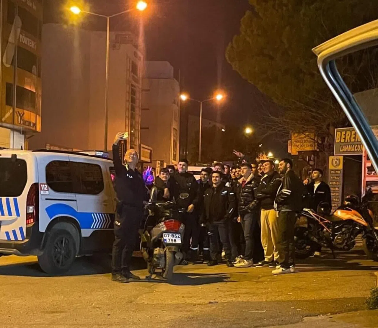 Polisten gençlere önce uyarı ve bilgilendirme, sonra selfie