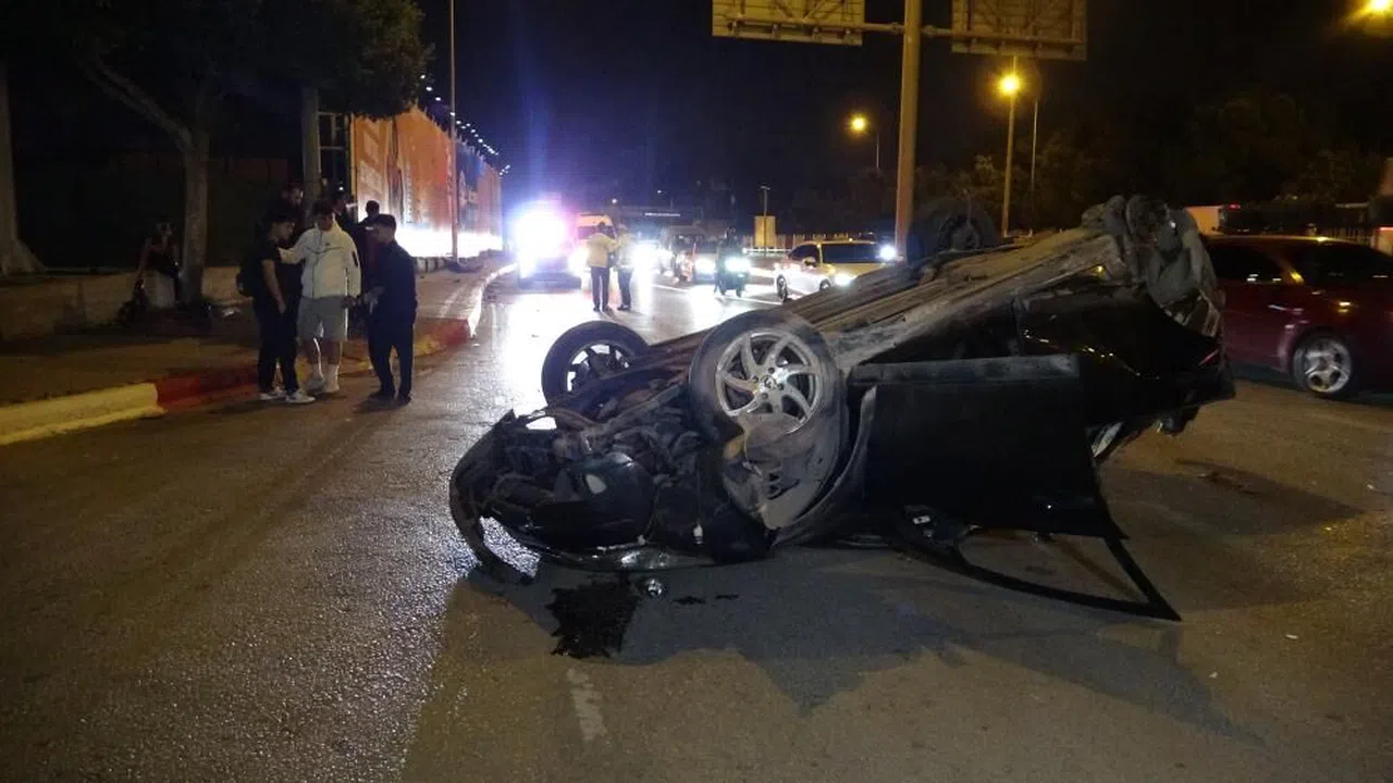 Çalıştığı oto galeriden emanet aldığı otomobille takla attı