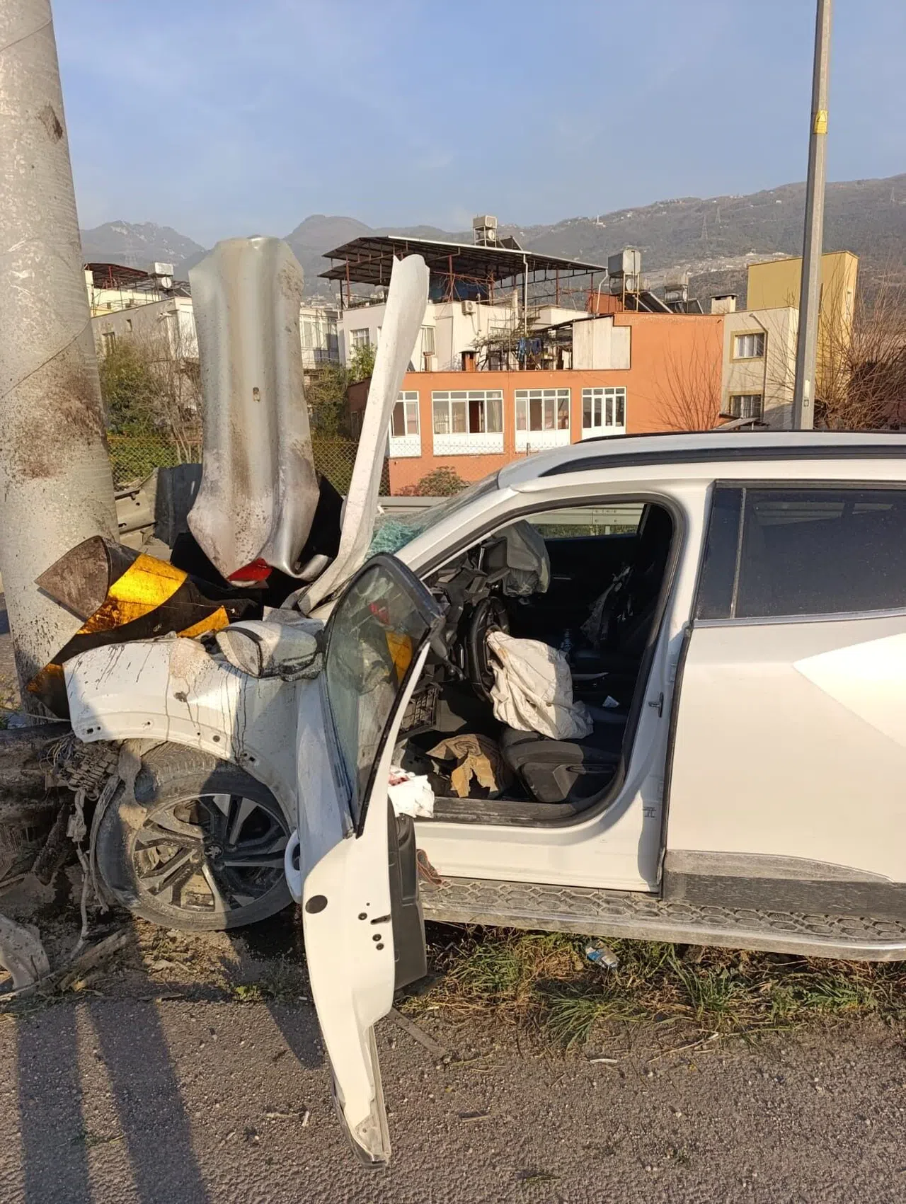 Aydınlatma Direğine Çarpan Suv Hurdaya Döndü: 2 Yaralı