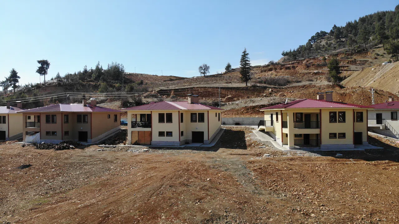 Depremde Dev Kayalar Tahrip Etmişti: Köy Yeniden Kuruldu Yaşam Başladı