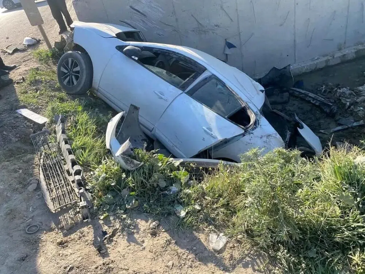 İstinat duvarına çarpan otomobil dereye uçtu