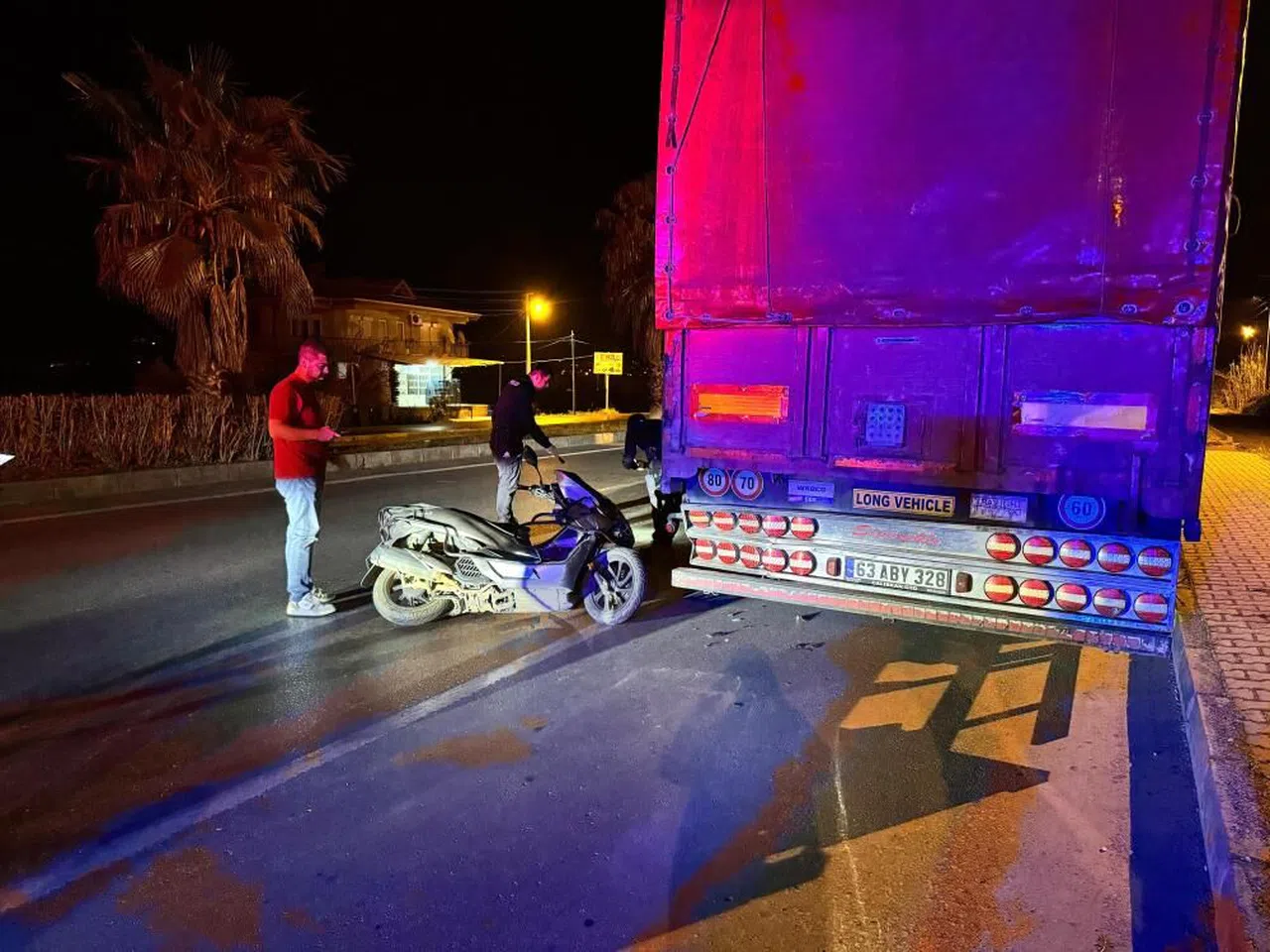 Park halindeki tıra çarpan motosikletin sürücüsü yaralandı