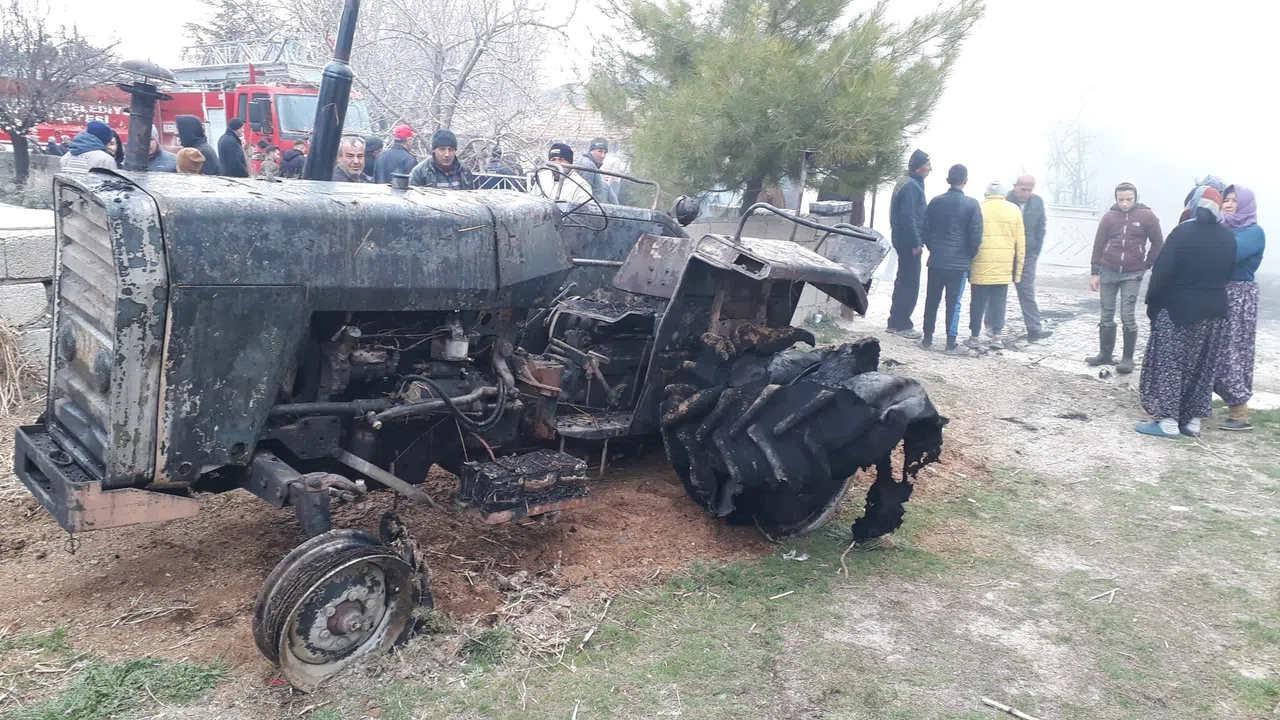 Elektrik Telinden Düşen Kıvılcımla Samanlık, Odunluk ve Traktör Küle Döndü