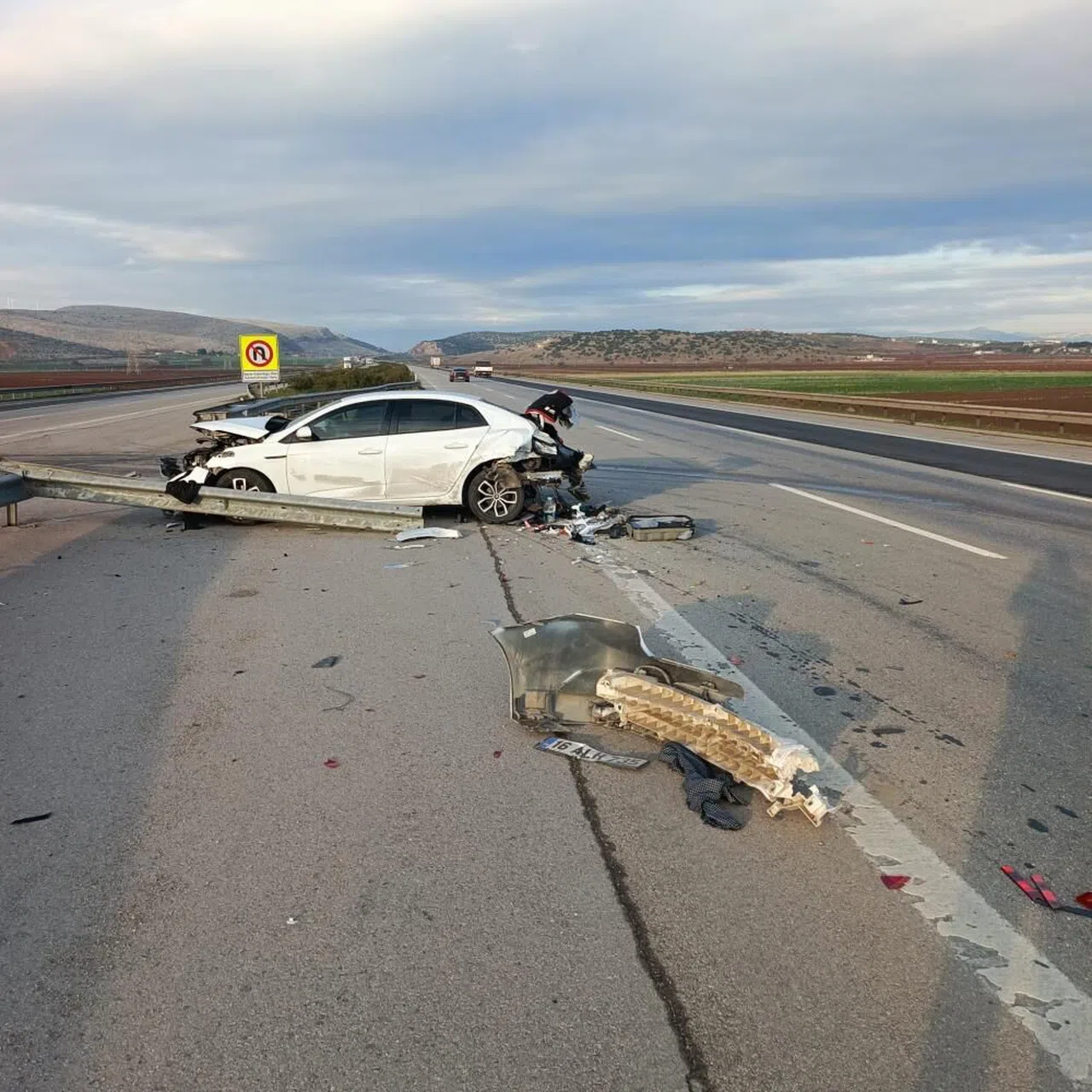 Otomobil bariyerlere çarptı: 3 yaralı