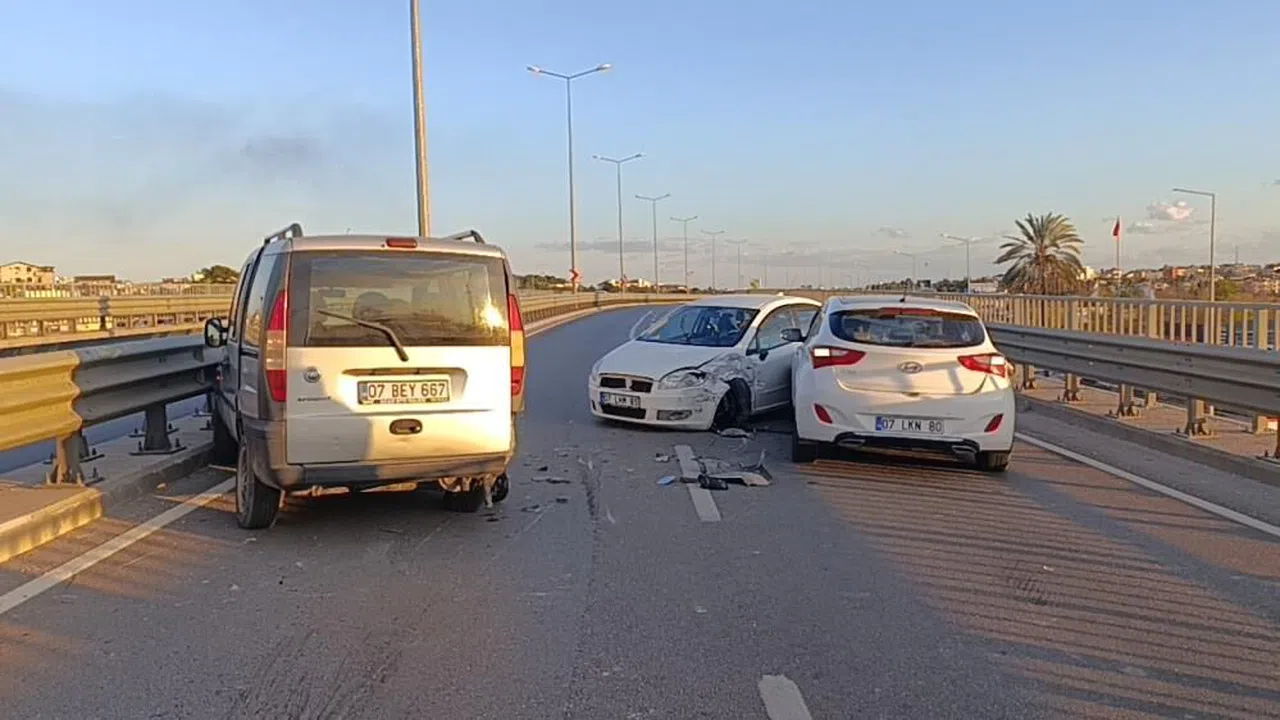 3 araçlı zincirleme kaza: 2 yaralı