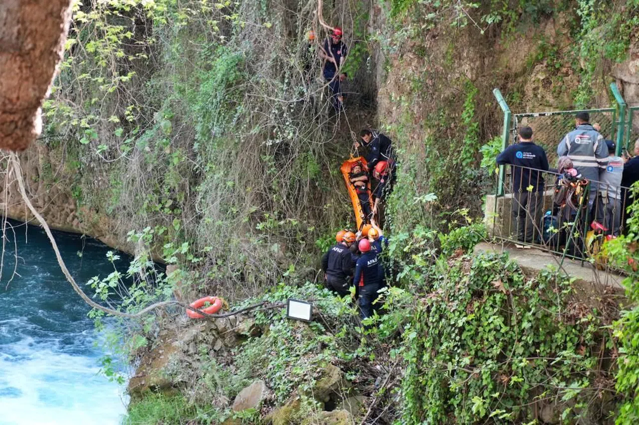 Manzara İzlerken 15 Metreden Düştü