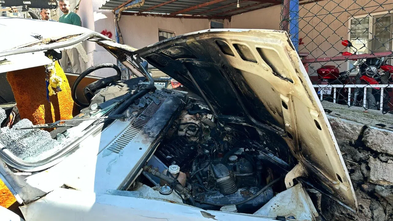 Burdur’da Kontrolden Çıkan Otomobil Duvara Çarpıp Alev Aldı: 2 Yaralı