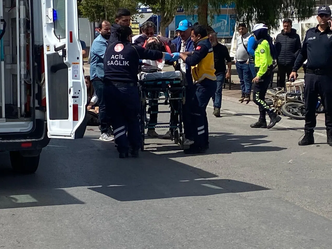 Antalya'da Otomobille Motosiklet Çarpıştı: 2 Yaralı