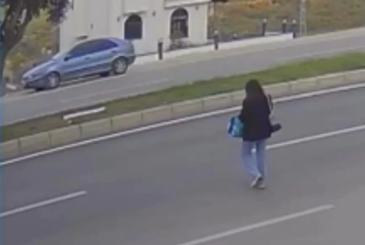 Yolda Telefona Bakan Genç Kıza Otomobil Çarptı