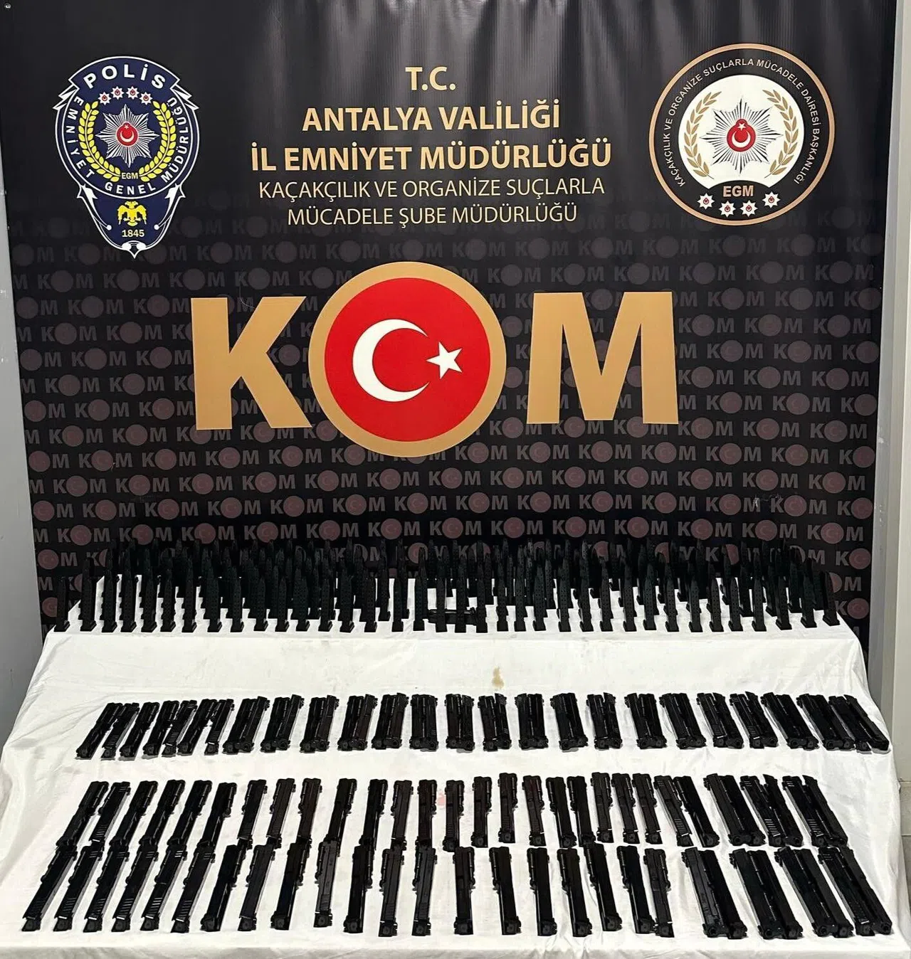 Antalya'da Silah ve Mühimmat Kaçakçılığı Operasyonunda 2 Şüpheli Tutuklandı