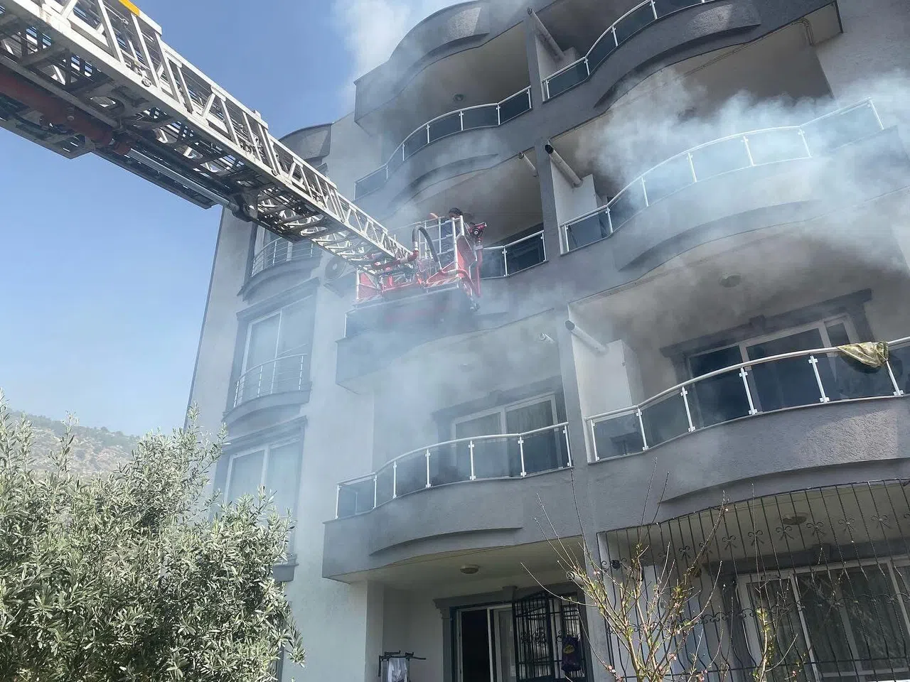4 Katlı Ev Yandı 2 Kişi Yaralandı