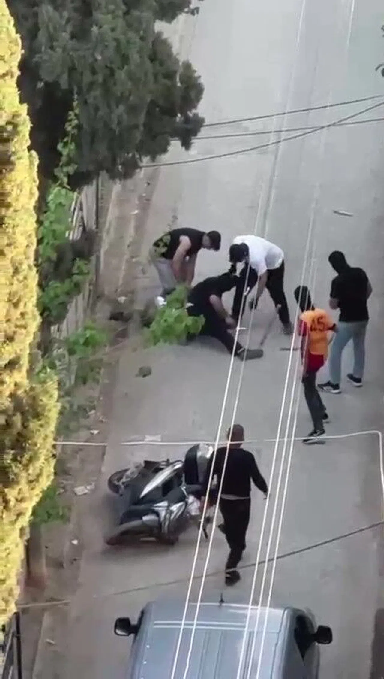 Kar Maskeli Şahıslar  Bir Kişiyi Sopayla Dövüp Kaçtılar