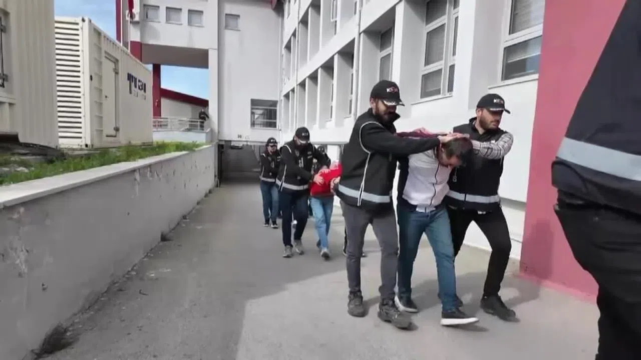 Araç kurşunlatıp 20 milyon TL haraç isteyen eski ortak ve şebekesi çökertildi