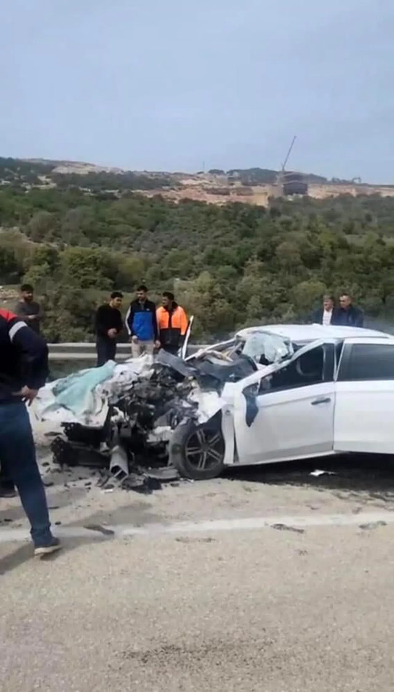 1 kişinin öldüğü kazada, otomobil hafriyat kamyonuna ok gibi saplandı