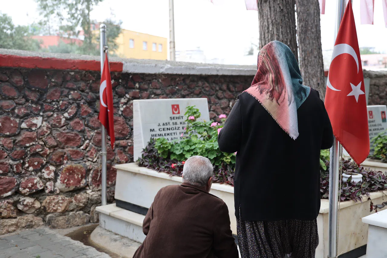 Fotoğraflarını Öperek Bayramlaştılar