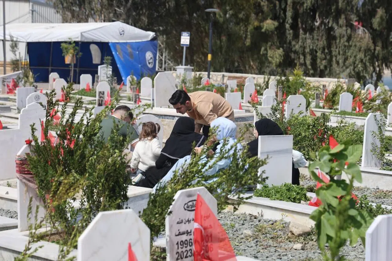 Deprem mezarlığında gözyaşlarıyla geçen Ramazan Bayramı