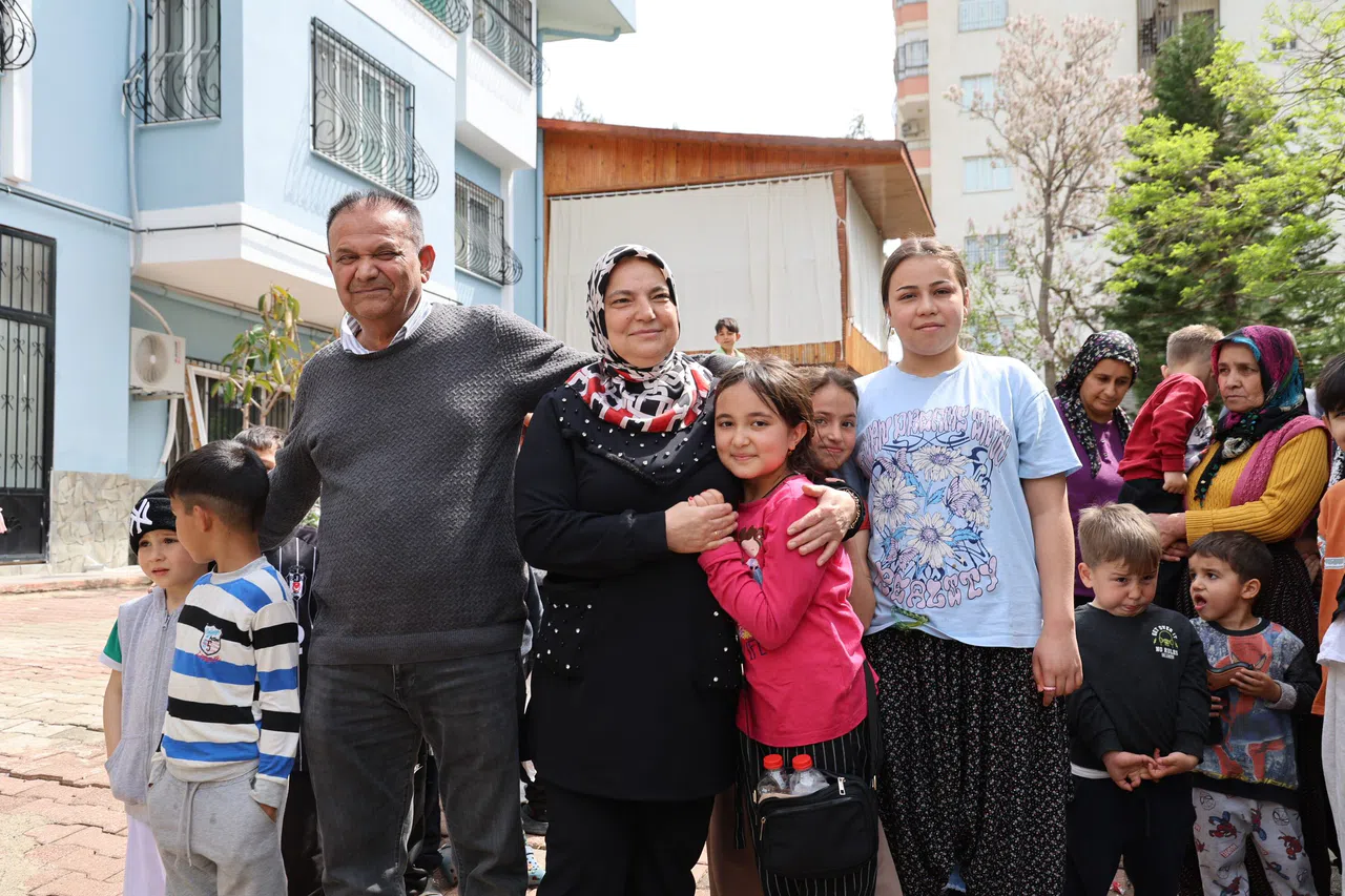 Yaşlı Çift 20 Yıldır Her Bayram Çocukları Sevindiriyor