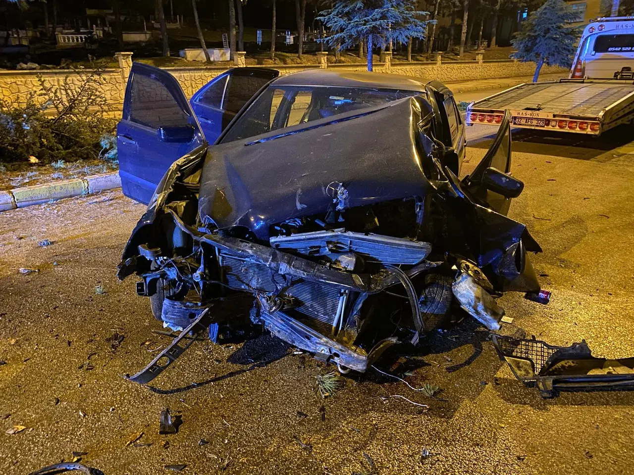 Otomobil Refüje Çarparak 3 Ağacı Devirdi: 1 Yaralı