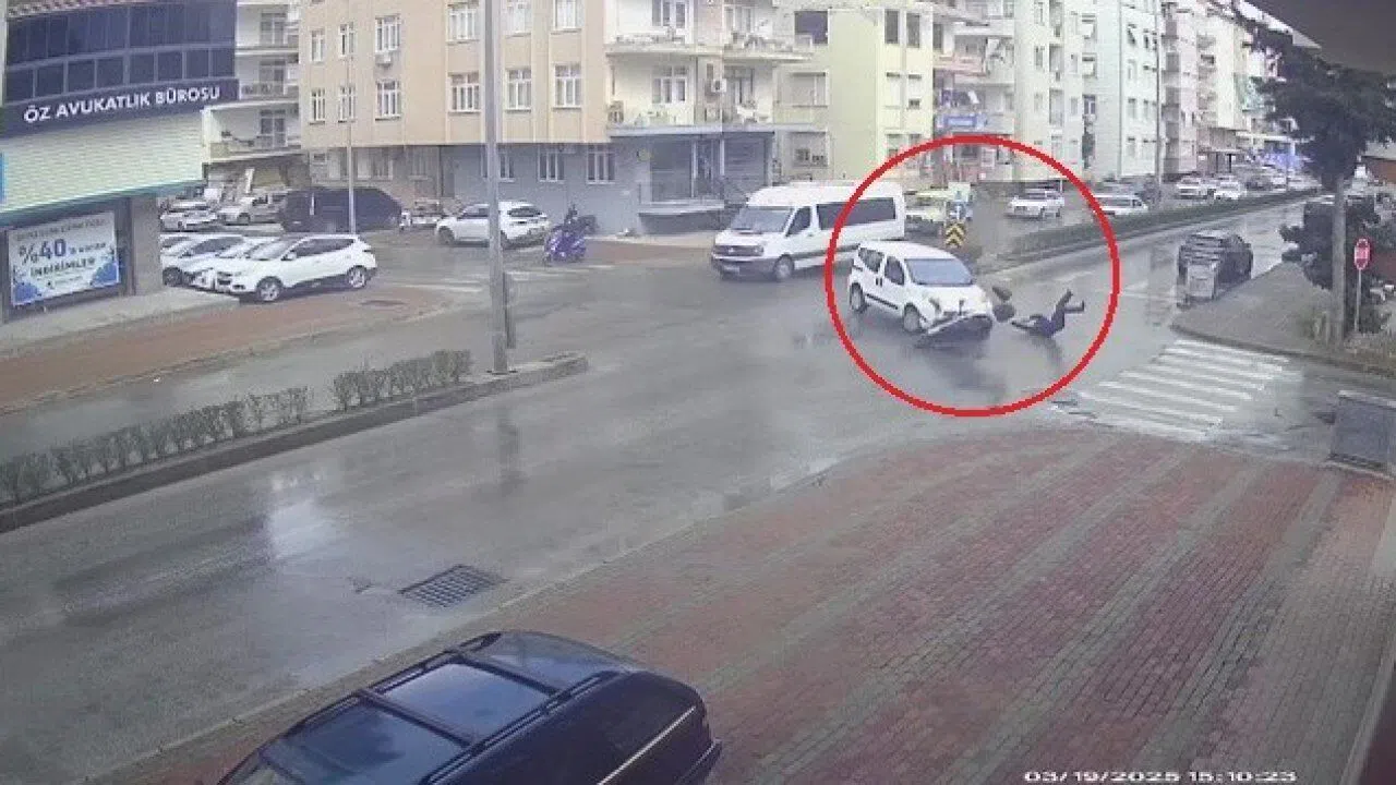 Araçla çarpışan motosikletin sürücüsü yola savruldu