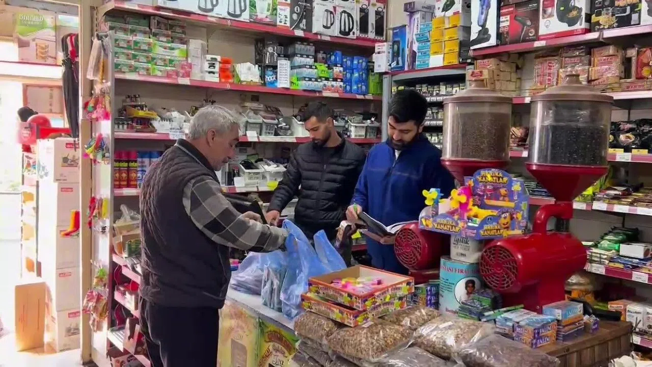 Gizemli hayırsever, 400 depremzede ailenin bakkal borcunu ödeyip kayıplara karıştı