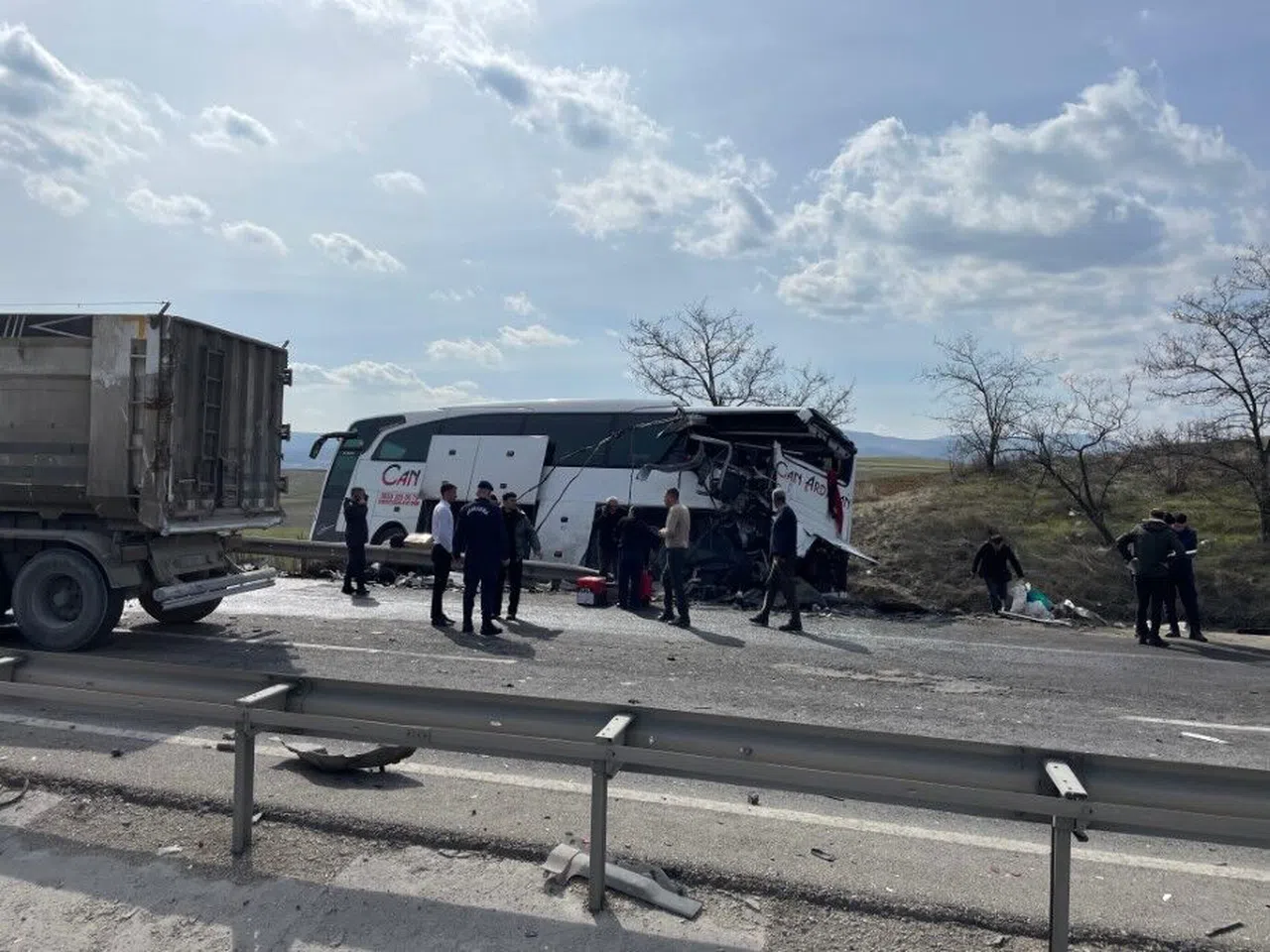 Tır, otobüse çarptı: 11 yaralı