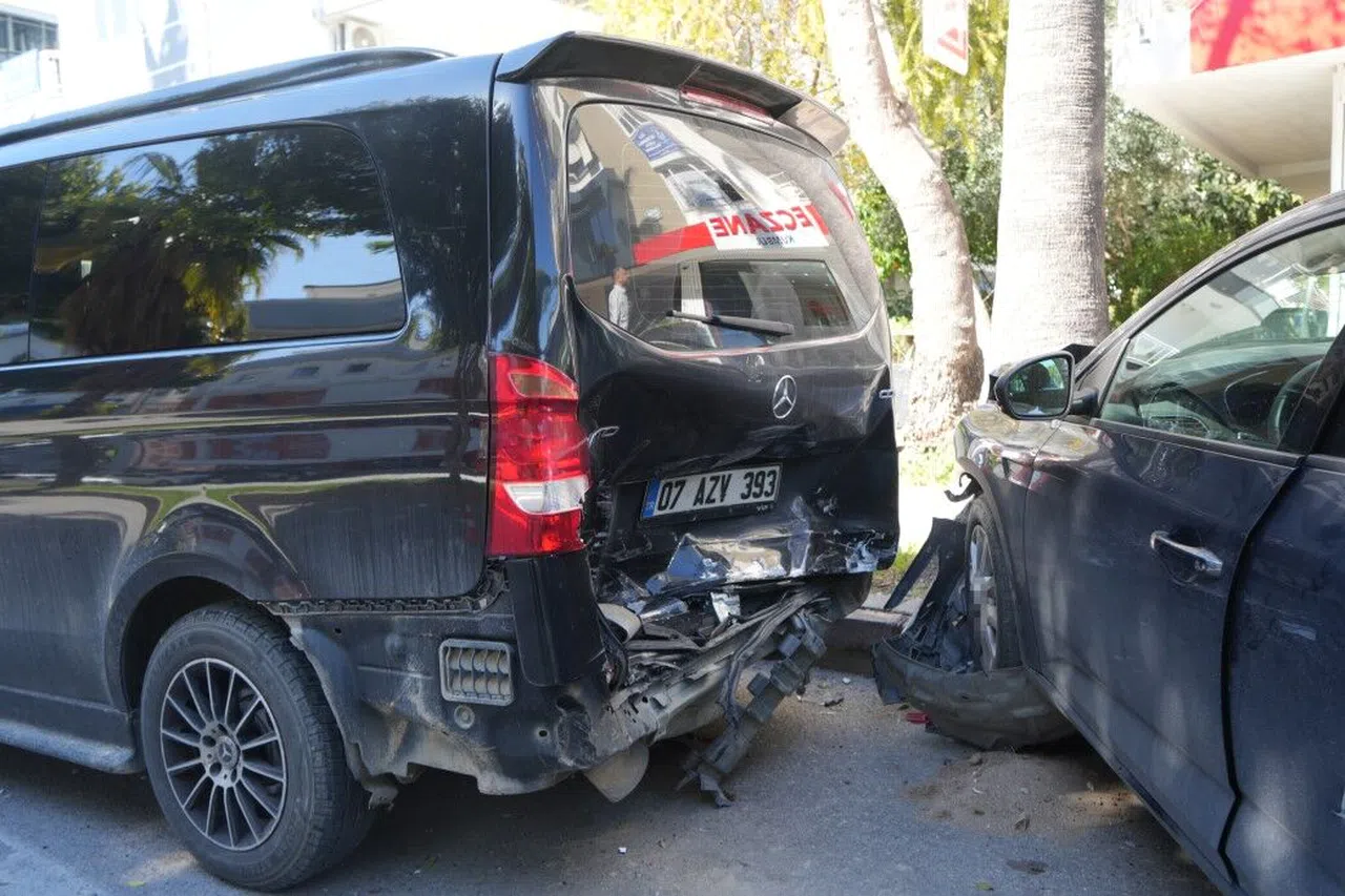 Halk otobüsü park halindeki 4 araca çarptı
