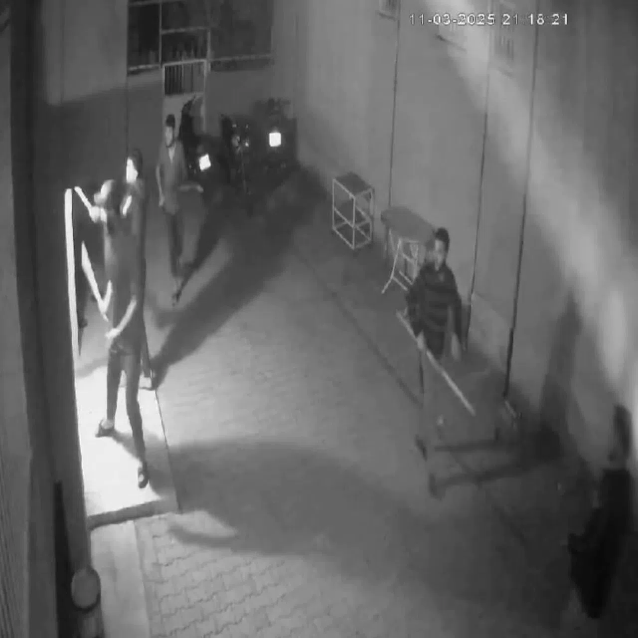 Ellerinde Sopalarla Eve Saldırıp, Bir Genci Darp Ettiler