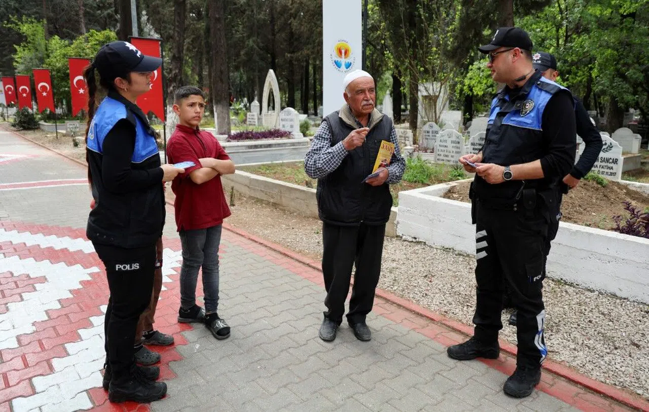 Polisten mezarlıkta ’sahte hoca’ avı