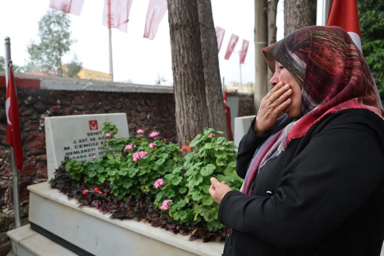 Şehitlikte hüzünlü bayramlaşma